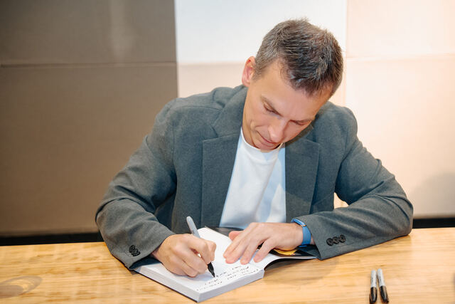 AI in Healthcare book signing night — book signing